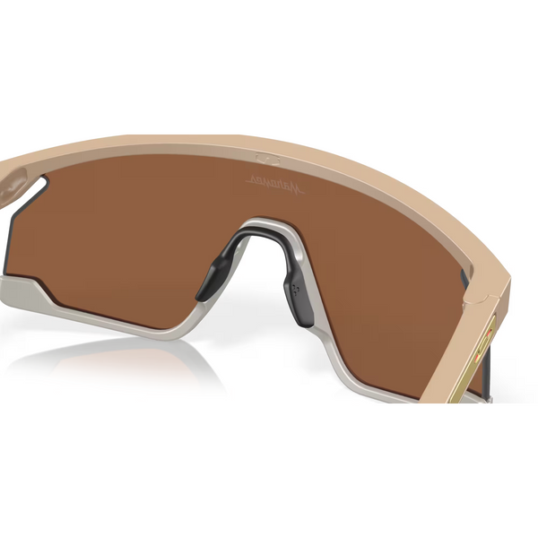 Сонцезахисні окуляри Oakley BXTR Patrick Mahomes II Collection Matte Terrain Tan/Prizm Tungsten 0888392614834 фото