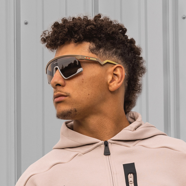 Сонцезахисні окуляри Oakley BXTR Patrick Mahomes II Collection Matte Terrain Tan/Prizm Tungsten 0888392614834 фото